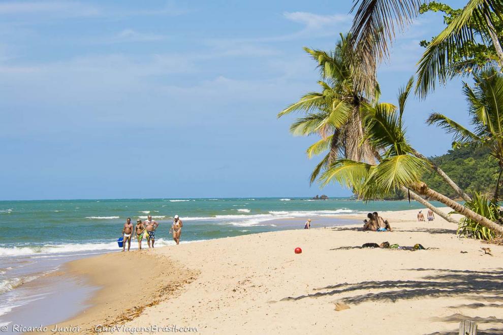 Imagem de dois casal caminhando na beira do mar da Praia da Boca da Barra.